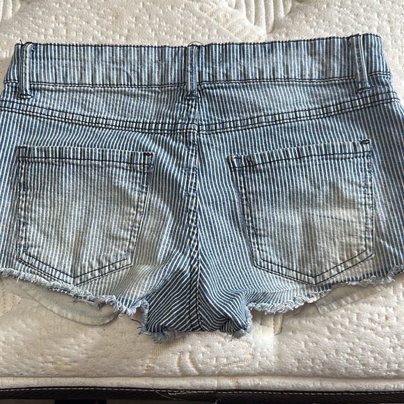 Low rise Forever 21 denim shorts - Picture 2 of 2